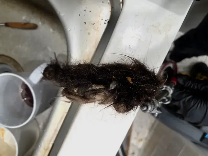 석션으로 안 뚫리는 싱크대 배수관 막힘은 어떻게 해결할까요?