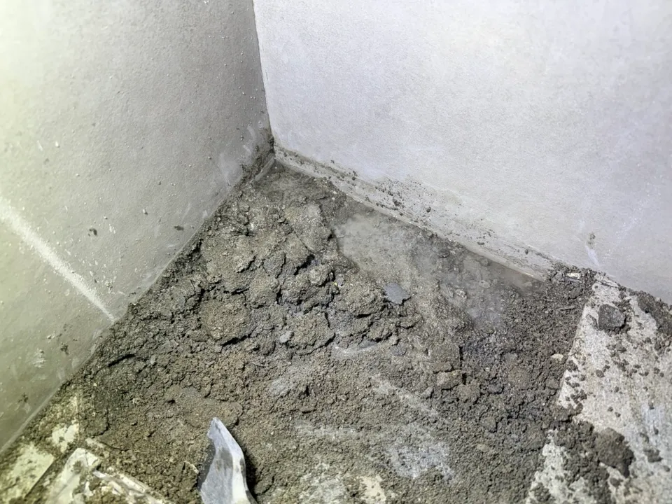 하남시 망월동 모텔 화장실 배관 누수, 아래층 복도 물샘 원인은 PB배관 결속선 균열