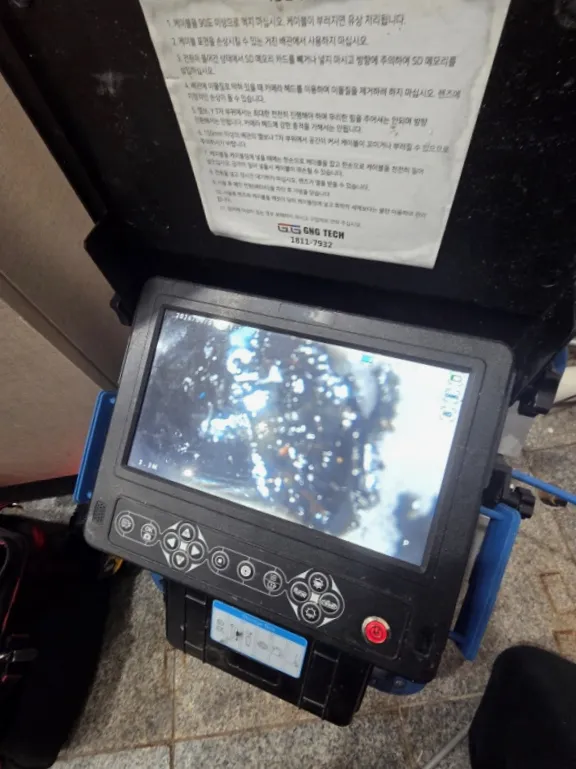 광명시 상가 싱크대 역류, PVC 배관 타공 후 기름 슬러지 청소