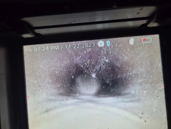 서초구 상가 화장실 하수구 역류, 슬러지와 시멘트 조각이 막은 배관