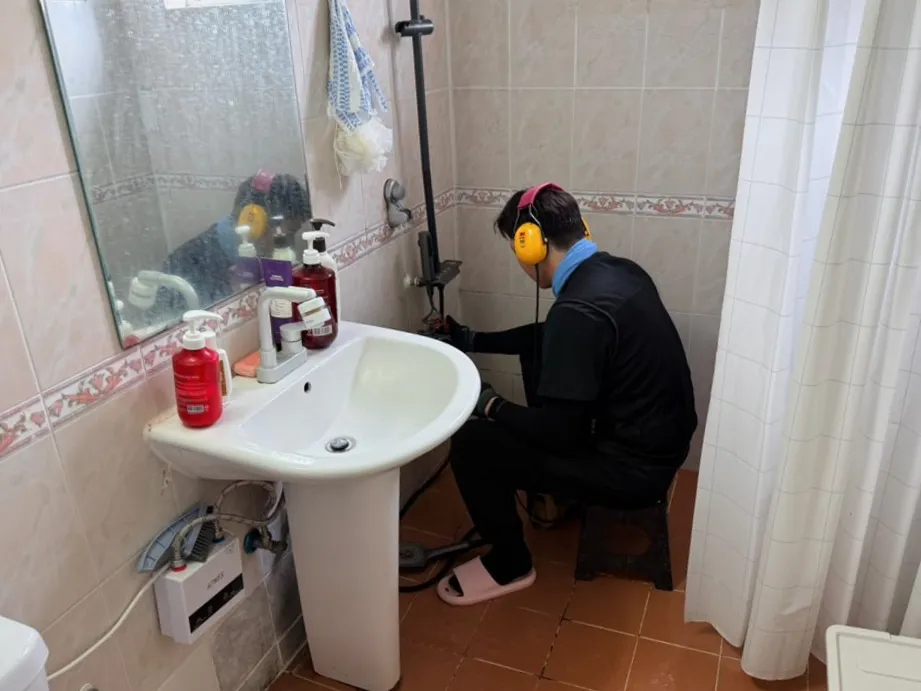 용인시 포곡읍 빌라 누수, 장판이 젖은 원인은 화장실 냉수 PPC배관 균열